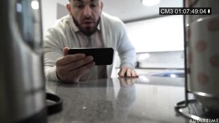 Az óriás cicis bejárónő meghágva