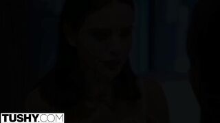 Lana Rhoades seggét egy barna manus döngeti