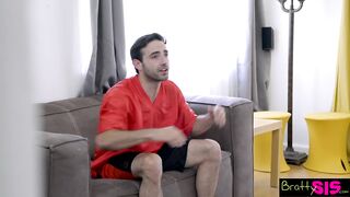A izgató tini kiscsaj tv nézés helyzett szopna