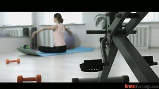 Jogázó tini sunát szexel popóba az edő