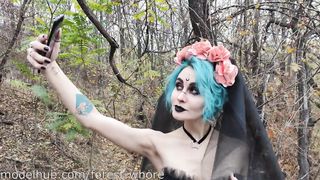 Halloween Cosplayes kiscsaj hátsó bejáratba rakva