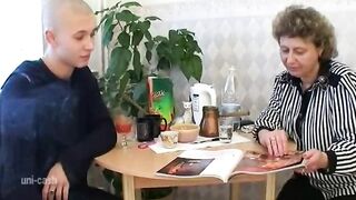 Magányos háziasszony és a tini pasi
