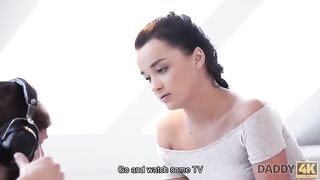 Tini kiscsaj és az idős srác
