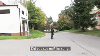 Világos Szőke tini kiscsaj a raktárban baszik