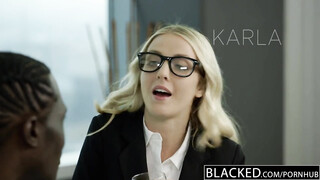 Karla Kush pinája befogadja a méretes dákót
