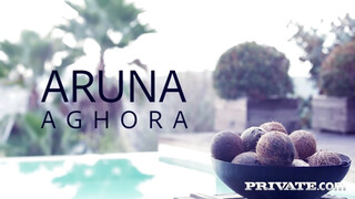Aruna Aghora kicsike puncija finoman megkúrva