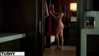 Tushy - Emily Willis duplán élvezi a faszokat