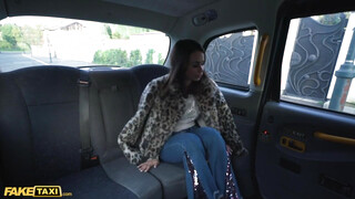 Fake Taxi - Jessy Jey a hátsó ülésen baszik