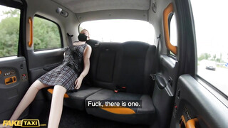 Fake Taxi - Tetovált seggű lány lovagol