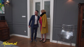 Mature.nl - Vén háziasszony popóba tolva