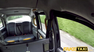 Fake Taxi - Alice Judge popsiba kefélve a taxiban