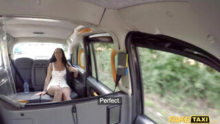 Fake Taxi - Fiatal kiscsaj rendesen popsiba kefélve
