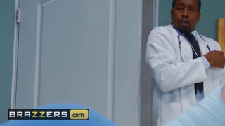 Brazzers - Nina Dee seggét a doktor keféli