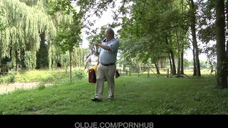 Oldje - Öreg pasi döngeti a tini csajszit