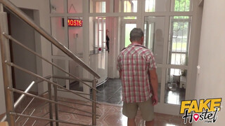 Fake Hostel - Fiatal turista picsa punciba baszva