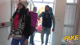 Fake Hostel - Latina lány a pasija előtt kúrel