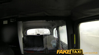 FakeTaxi - kitetovált picsa bekúrva a hátsó ülésen