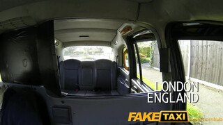 FakeTaxi - méretes seggű kiscsaj kefélni akar