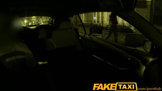 FakeTaxi - Olasz picsa a taxiban kefél