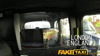 FakeTaxi világos szőke bulát nem nagyon zavarja az idősebb hímtag