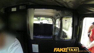 FakeTaxi még a seggnyalást is bevállalja a spiné