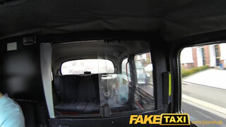 FakeTaxi fullos kisasszony engedi popóba is