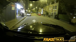 FakeTaxi utcán álló bige szeret szopni