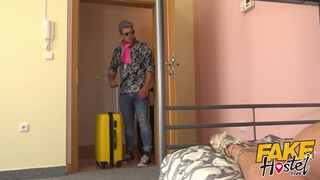 Fake Hostel szűk pinájú olasz spiné és kettő bré