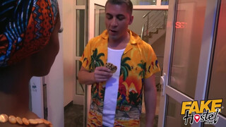 Fake Hostel afrikai hölgyemény és egy latina bula közösen