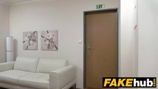 Fake Agent - német tini kiscsaj ki akarja próbálni a pornózást