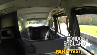 FakeTaxi amerikai félvér hölgyemény dugni akar