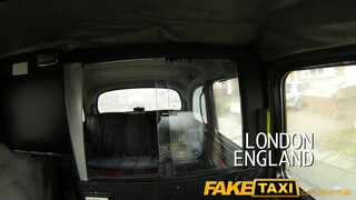 FakeTaxi - telt néger hajú kisasszony pénzért mindent bevállal