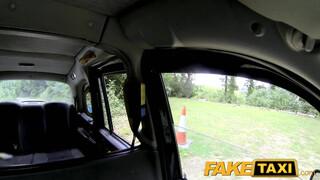 FakeTaxi még a sofőr seggét is kinyalja a nőci