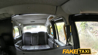 Fake Taxi kifestett hölgyemény kielégíti a sofőrt