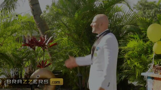 Brazzers - Victoria June kúr a pincér csávóval