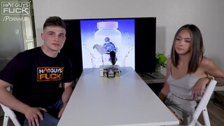 Tini kicsike kannás hölgyemény és a tetovált csávó - Hot Guys Fuck