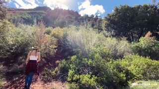 Cowgirl lovagol a hatalmas farokban a hegyek között
