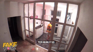 Három leszbikus bige kényezteti magát - Fake Hostel