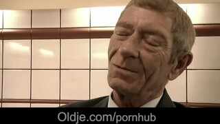 Magyar pornófilmes hölgyemény szexel idős manussal - Oldje