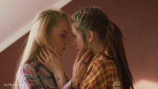 UltraFilms - Nancy Ace és Leah Maus szopják egymást