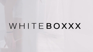 WHITEBOXXX - Vanessa Decker gyengéden dug
