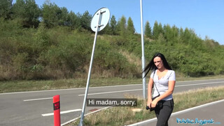 Hatalmas didkós tini spiné pénzért közösül - Public Agent