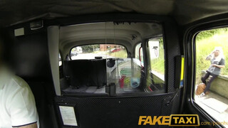 Faketaxi - szőrös pinájú milf spiné dug egyet
