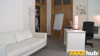 Fake Agent - Lilu Moon imád a castingon kúrni