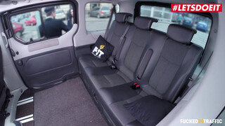 Fucked In Traffic - Lullu Gun a fiatal német pina