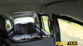 Fake Taxi - Valerie Fox anál pluggal a hátsó bejáratban