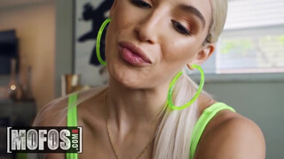 MOFOS - Abella Danger szőrös picsája megkúrva