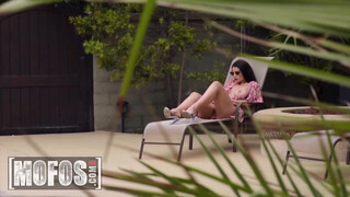 MOFOS - LaSirena69 a hatalmas keblű latina picsa