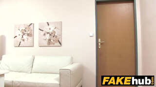 Fake Agent - elálló fülű vörös picsa