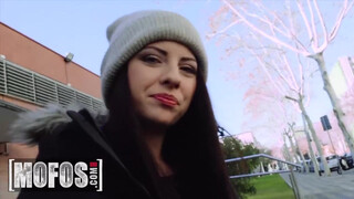 MOFOS – Rebecca Volpetti hatalmas farokkal bekúrva